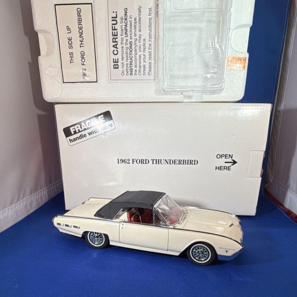 Danbury Mint 1:24 1962 Ford Thunderbird Sport Roadster Diecast White Black Car